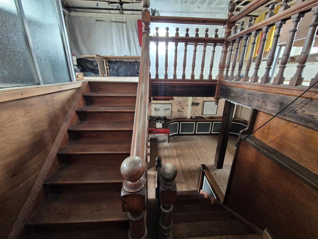 Lot: 103 - CHARACTER PROPERTY FOR IMPROVEMENT - Character staircase